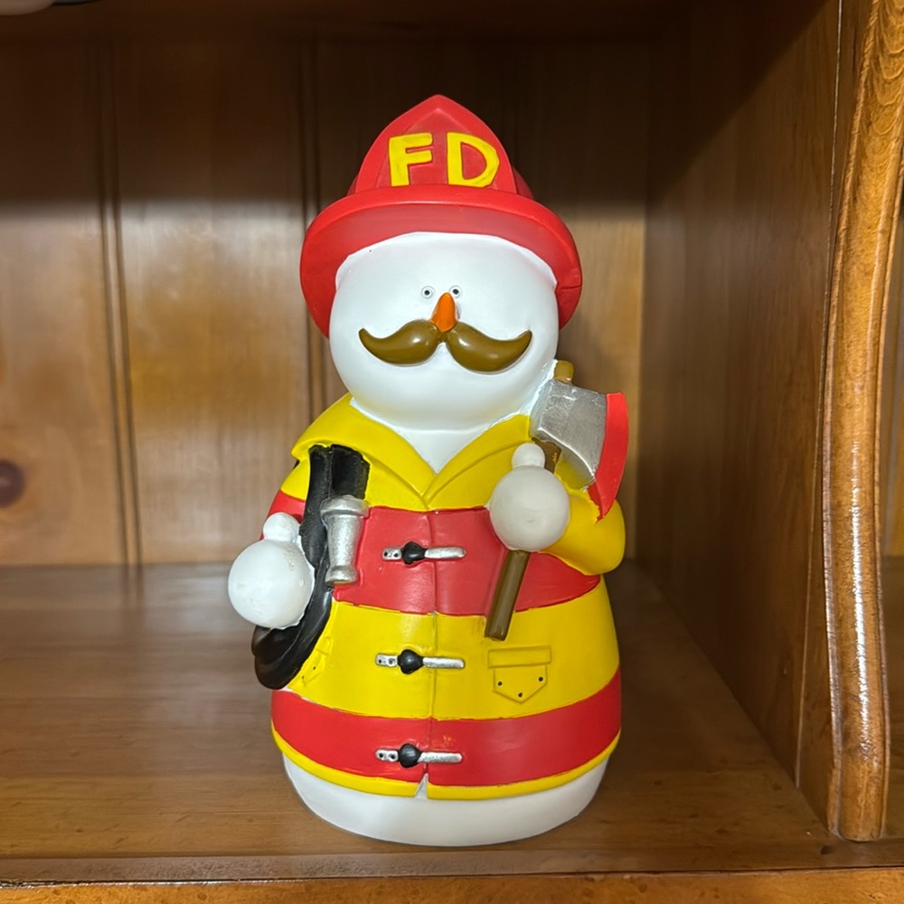 Firefighter snowman figurine in excellent condition. Approx 8.5inches tall